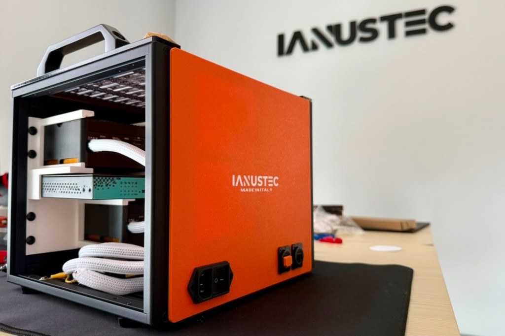 NEURA Rack in finitura Arancio energia su scrivania IANUSTEC — hardware Made in Italy, interni visibili e cavi premium